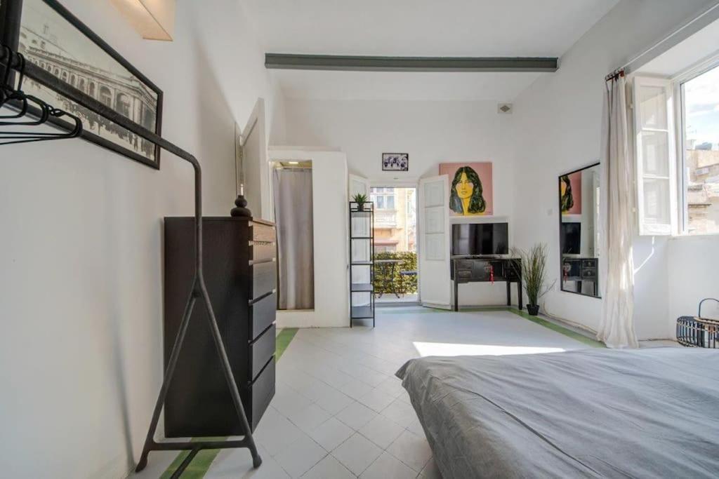 Traditional Maltese Town House In Floriana Exterior photo