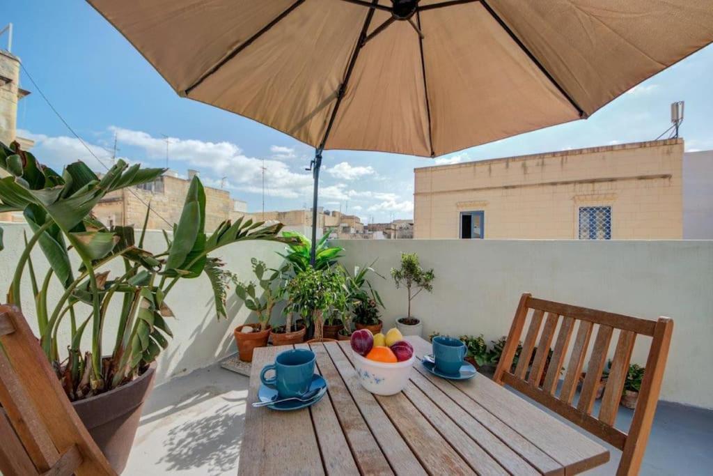 Traditional Maltese Town House In Floriana Exterior photo