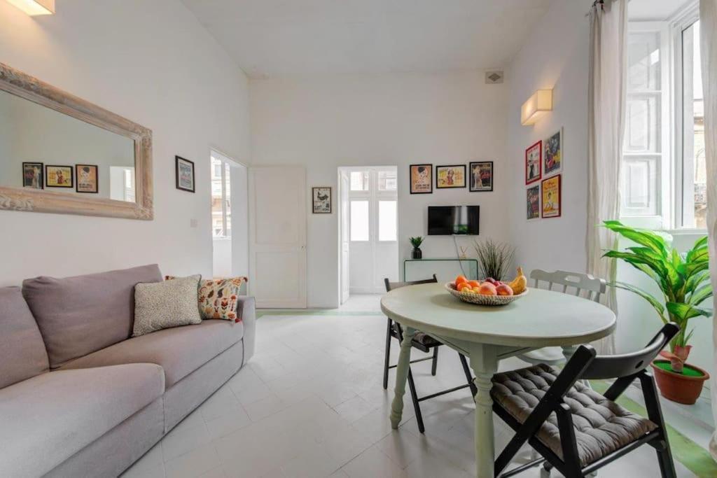 Traditional Maltese Town House In Floriana Exterior photo