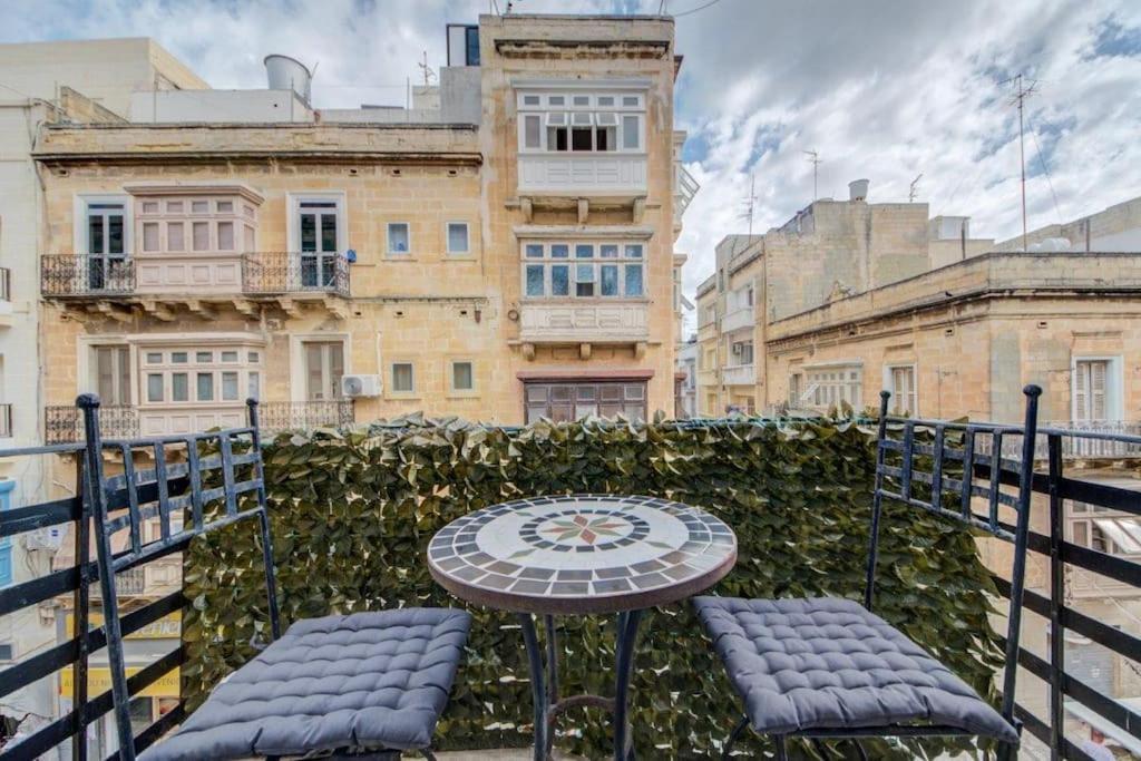 Traditional Maltese Town House In Floriana Exterior photo